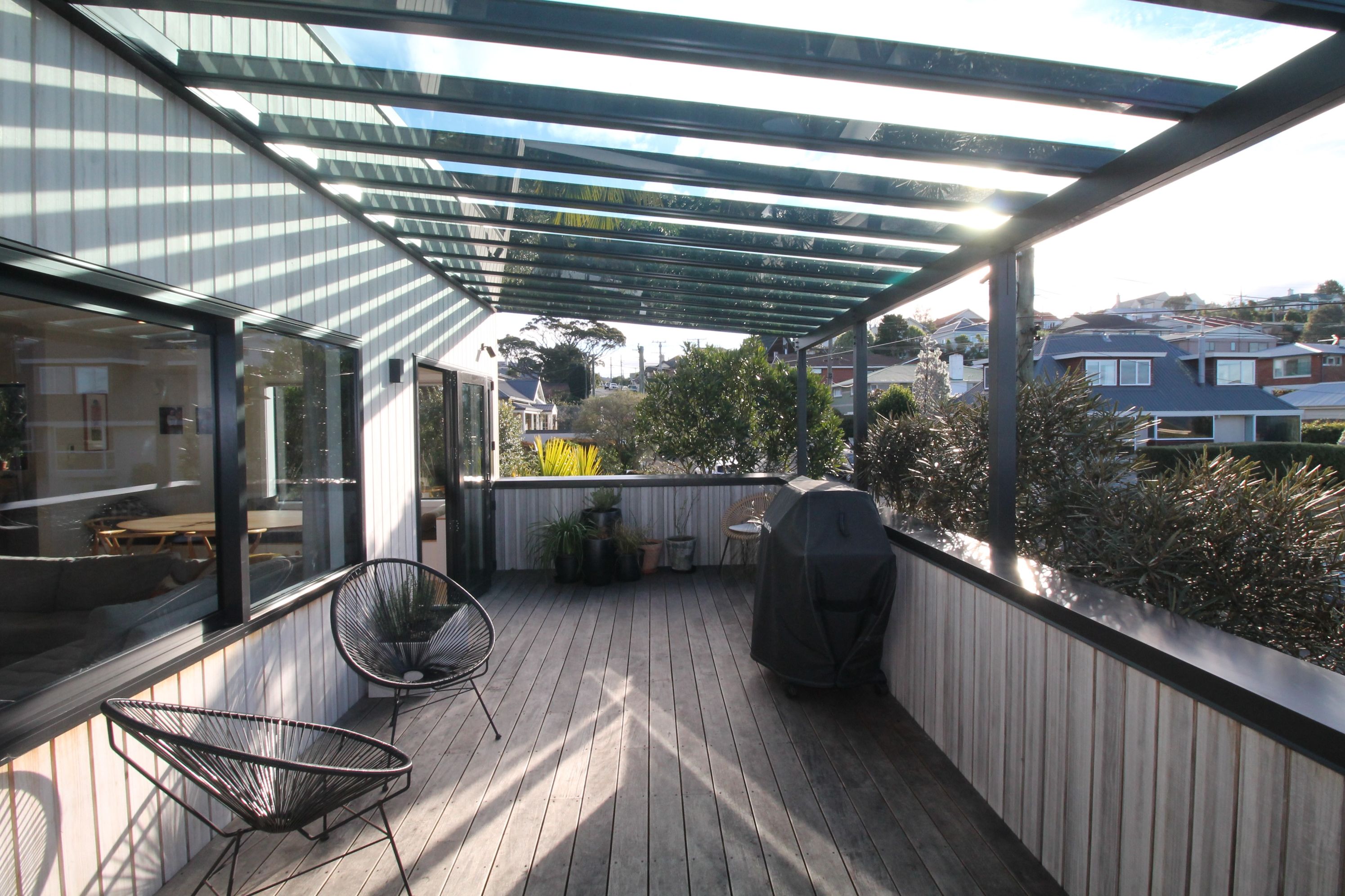 Katipo Design-Abodo-vertical-weatherboard-cladding-hardwood-kwila-deck-balustrade-glass-veranda