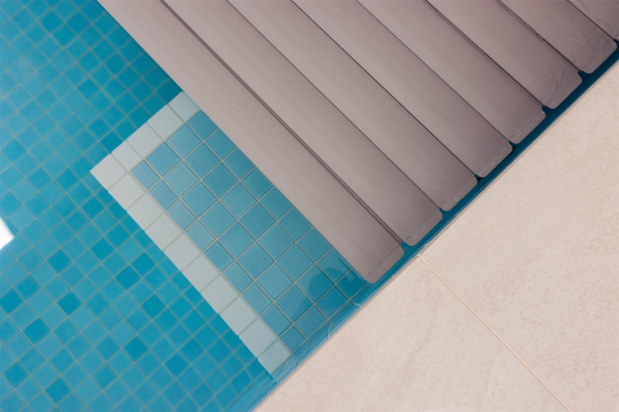 Automatic-insulated-indoor-pool-cover-tiled-steps