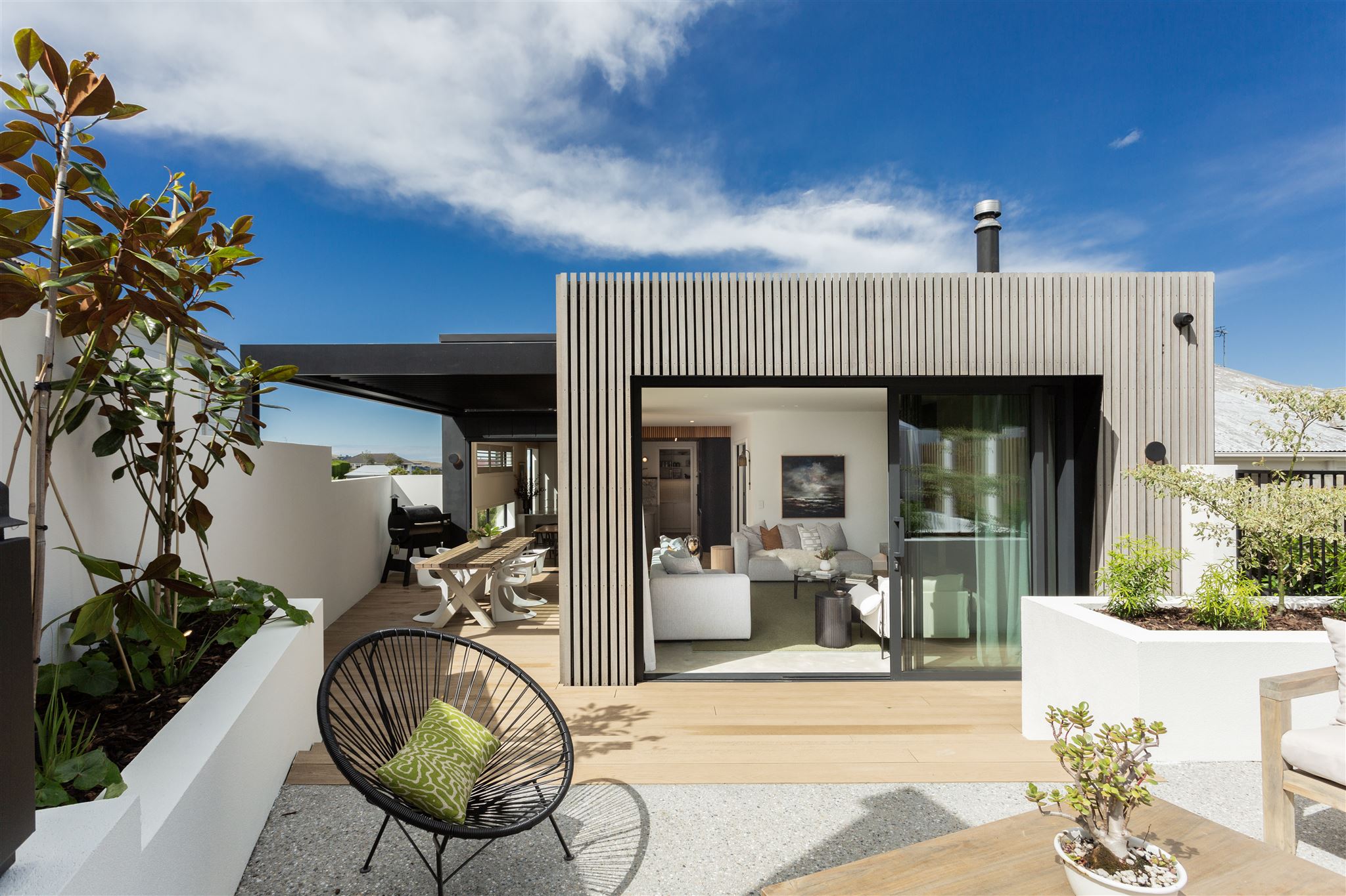 Townhouse-outdoor-courtyard-deck-louvre-roof-cedar-cladding-landscaping