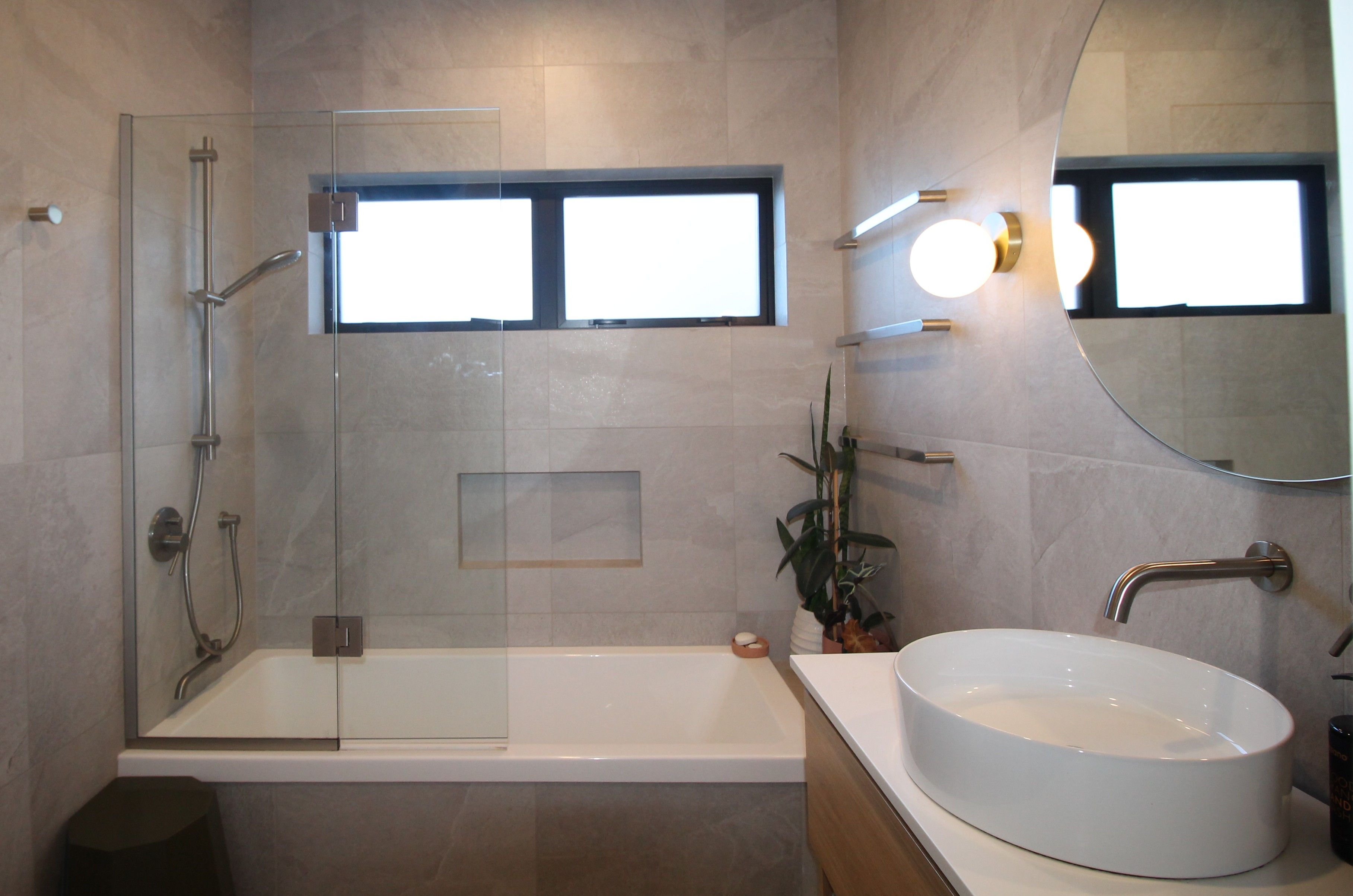 interior-design-bathroom-tiles-vanity-mirror-bath-lighting