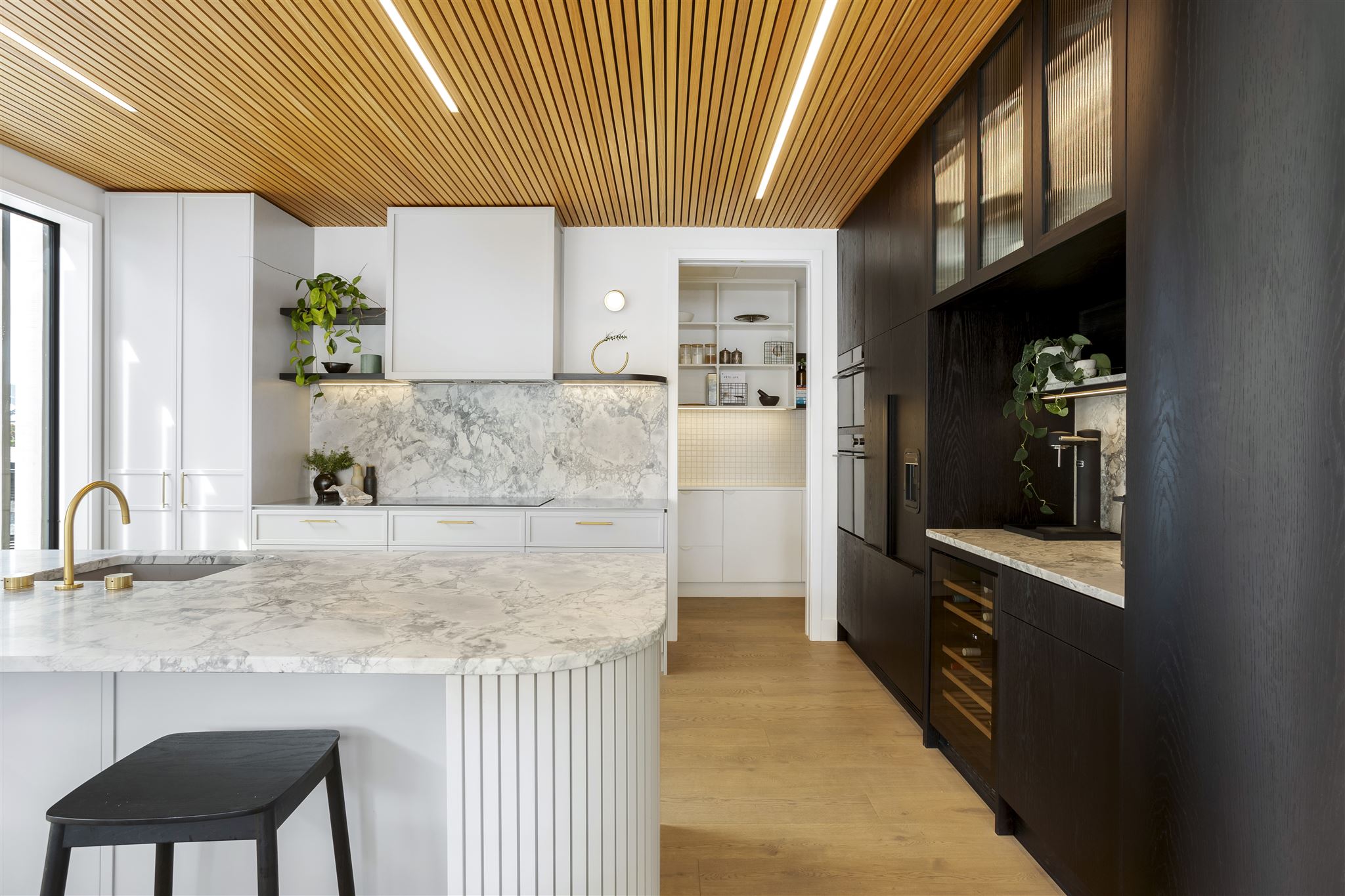 kitchen-forte-flooring-cedar-ceiling-marble-bench-splashback-LED-strip-lighting